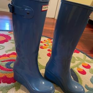 Hunter wedge-heel rain boots!